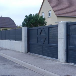 Portail coulissant - TÔLE PERFORÉE